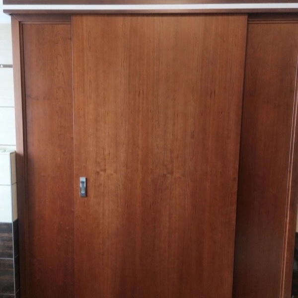 Fából készült fürdőszobai tolóajtó